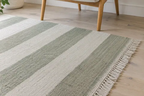 Flatwoven cotton rug with a stitched edge and short fringe